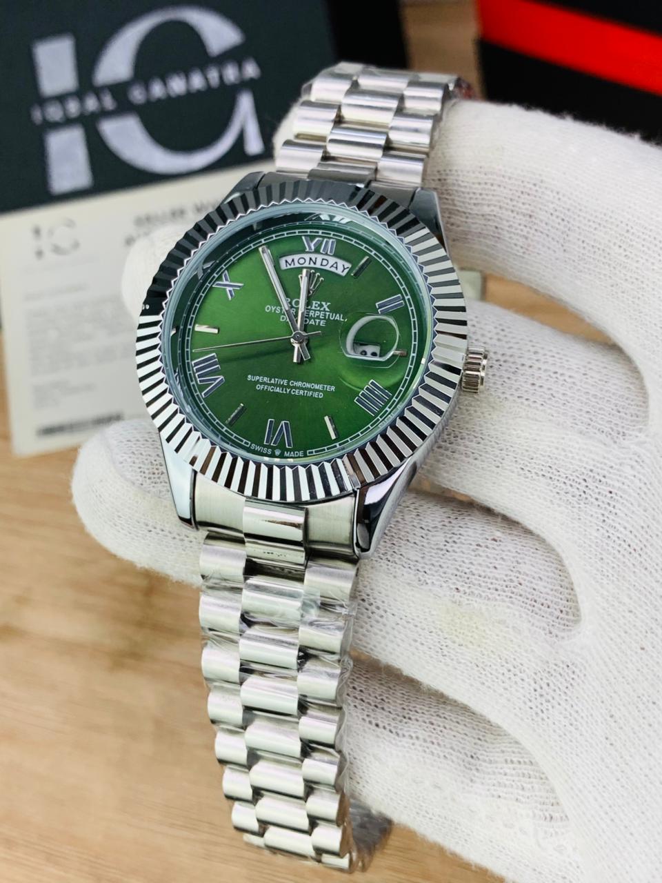 Fluted Bezel Day And Date Model (Green)